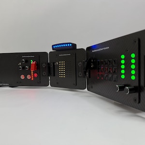 Puede incluir: Un panel de control negro con múltiples secciones, con botones, interruptores e indicadores luminosos. El panel presenta una textura de fibra de carbono y lleva el texto "SimRacingCraftsmen". Las luces son rojas, verdes y amarillas.