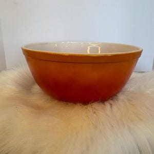 Pyrex Flameglo 403 2 1/2qt mixing bowl. Very good vintage condition.
