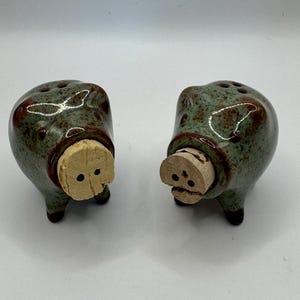 Adorable pottery pig salt and pepper shaker set.