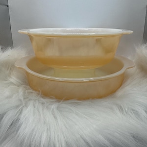 Fire King Peach Lustreware Milk Glass Bakeware. Pentole da cucina Mid Century Modern. Condizioni eccellenti.