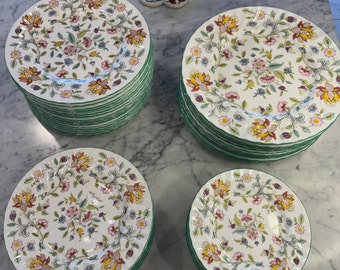Minton Haddon Hall Grüne Borte Porzellan von Royal Doulton. Verschiedene Stücke. Ausgezeichneter unbenutzter neuwertiger Zustand. Florale Porzellanteller.