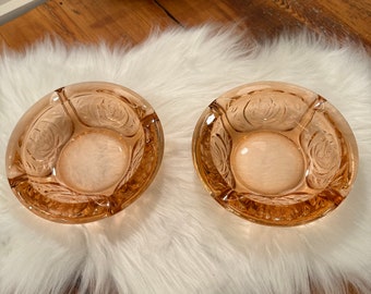 Vintage rosa askfat i depressionsglas, präglad rosdesign KIG Indonesia