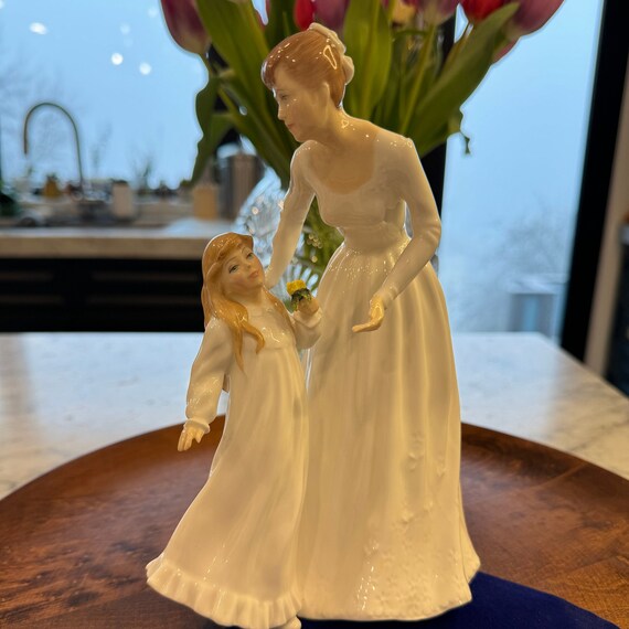 ロイヤル ドルトン フィギュア「Just for You」HN3355