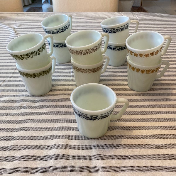 Tasses en verre de lait vintage Pyrex. Mélanger et assortir. Papillon doré, bleu vieille ville et marron bois.