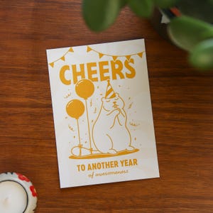 Cheers to Another Year | lustige Murmeltier Geburtstagskarte | illustrierte Grußkarte A6 | Naturpapier Postkarte mit Tiermotiv