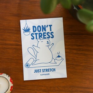 Don’t Stress Just Stretch | Yoga Postkarte |  illustrierte Grußkarte A6 | Naturpapier Postkarte mit Tiermotiv
