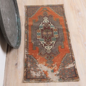 Vintage Turkish Oushak Rug: Small Primitive Oriental Rug (1.4 x 3 ft)
