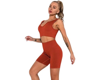 Hoog getailleerde yogaset: beeldvormende short en ondersteunende bh, sportkleding