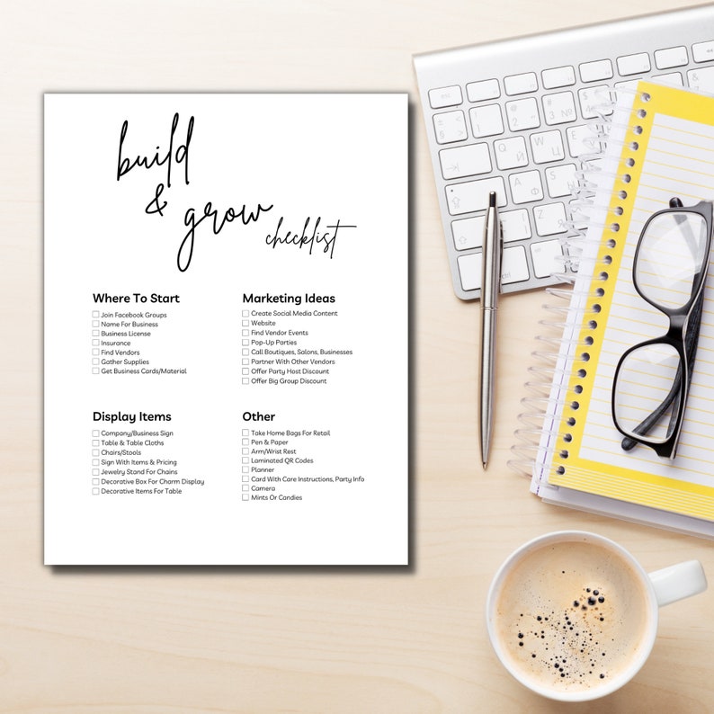 Puede incluir: Una lista de verificaci&oacute;n para construir y hacer crecer un negocio. La lista de verificaci&oacute;n incluye secciones para d&oacute;nde empezar, ideas de marketing, art&iacute;culos de exhibici&oacute;n y otros art&iacute;culos. La lista de verificaci&oacute;n est&aacute; impresa en papel blanco y se encuentra sobre una mesa de madera.