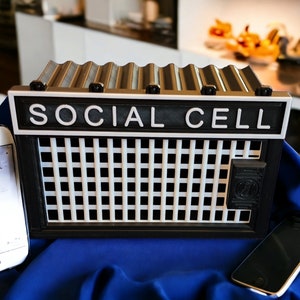 The &quot;Social Cell&quot; - Fun Lock-up for Electronic Devices