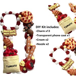 Peut inclure: Un kit de coque de téléphone DIY avec une coque de téléphone rouge et blanche avec une variété de breloques, dont des tranches de pizza, du pain, des tomates et un sac qui dit "TOMATO". Le kit comprend 13 breloques, une coque de téléphone transparente, 2 crèmes et 2 buses.