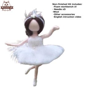 Puede incluir: Una muñeca de bailarina de fieltro blanco con cabello castaño y un tutú blanco. La muñeca está en una pose de baile con una pierna levantada. La muñeca es parte de un kit de manualidades que incluye un banco de trabajo de espuma, agujas, lana y otros accesorios. El kit también incluye un video de instrucciones en inglés.