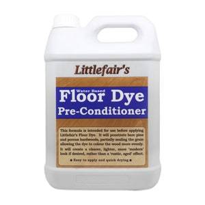 Könnte beinhalten: Weißer Plastikkanister von Littlefair's Water Based Floor Dye Pre-Conditioner. Das Etikett hat braunen Text und einen Holzmaserungshintergrund.