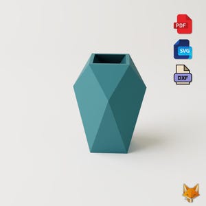 Könnte beinhalten: Eine türkisfarbene, geometrische Vase mit quadratischer Öffnung. Die Vase hat ein facettiertes Design, wobei mehrere dreieckige Oberflächen ihre Form bilden. Der Hintergrund ist schlicht weiß. Symbole für PDF-, SVG- und DXF-Dateien sind sichtbar.