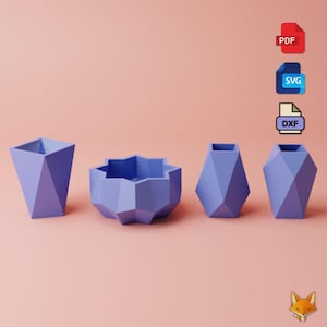Könnte beinhalten: Vier geometrische, lavendelfarbene Pflanzgefäße in verschiedenen Formen sind auf einem hellrosa Hintergrund angeordnet. Die Pflanzgefäße umfassen eine hohe, eckige Vase, eine sternförmige Schale und zwei weitere Vasen mit facettierten Designs. Wohnaccessoires.
