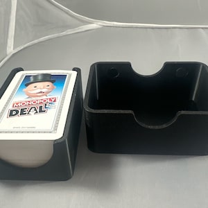 Estuche magnético para guardar barajas de cartas, ideal para juegos como Monopoly Deal, Uno, Phase 10 y más. Mecanismo de cierre magnético.