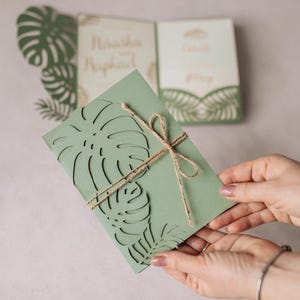 Modèle svg invitation feuilles tropicales, carte Tropic trois volets, invitation monstera aloha pour Cricut, papier découpé au laser, camée svg dxf ai cdr png