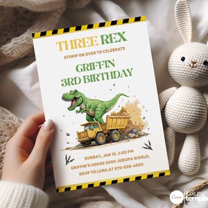Trois Rex ! Faire-part pour 3e anniversaire de garçon sur le thème d'un camion de chantier et d'un dinosaure T-Rex, je suis un trois-Rex ! camion à benne basculante, excavatrice, bulldozer, dino