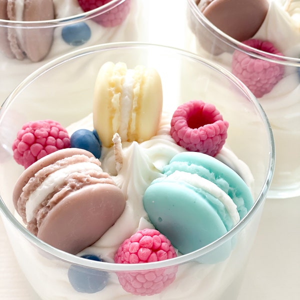 Kerze Macaron Style mit Macarons und Früchten aus Wachs mit Sahne - Süßer fruchtiger Duft nach frischem Gebäck  -Candy Candle- Dessert Kerze