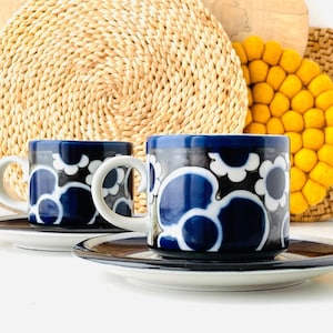 ARABIA Anja Jaatinen–Winquist. Tableware SAARA: Two teacups + saucers. Hand-painted stoneware. Made in Finland 1971–76. Very fine vintage.
