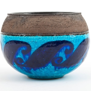 ロールストランド アテリェ / スタジオ インガー ペルソンの炻器シャモット ボウル – 手作り、手描き。 1960年代スウェーデンの北欧モダン。優れたコンディション。