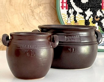 Höganäs Keramik/Hoganas. Set med två inlagd gurkburkar i keramik/stengods, 500 och 125 ml, den mindre är handdrejad. Traditionellt svenskt hantverk. Oanvänd.