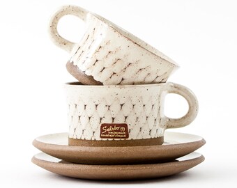 Selsbo Ceramics Zwei Teetassen Kaffeetassen mit Untertassen. Simlångsdalen Studio Handmade Schweden 1960er/70er Jahre Volumen: 180 ml/6,1 oz. NEUWERTIG