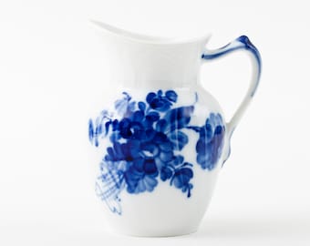 Royal Copenhagen Blue Flower Blå Blomst gebogenes und geflochtenes Milchkännchen oder Sahnekännchen Nr. 394 (10–1538). Handbemalt. AUSGEZEICHNET. ERSTE QUALITÄT.