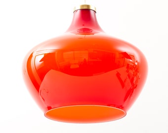 Oranje plafondhangende glazen lamp Zeldzaam Scandinavisch Europees MCM Vintage Space age Tomaat rood, Rozenbottel rood Ø: 27 cm / 10,6 inch FIJNE VINTAGE