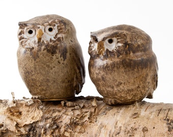 Vintage studio stoneware Gunnar Hansson, Two owls, Ceramic sculptures, H: 2.8 / 3.1 in. Made in Sweden ca 1970–90. Excellent condition.
