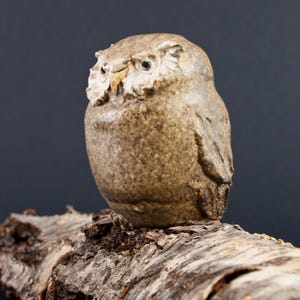 OWL Gunnar Hansson Studio stengods. Unikt. Handgjort. H: 9 cm / 3,5 tum. Sverige sent 1900-tal. UTMÄRKT