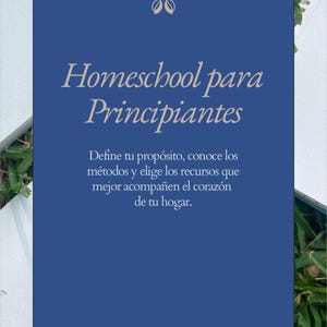 Puede incluir: Una portada de libro azul marino con el texto "Homeschool para Principiantes" en una fuente marrón claro. La portada también incluye el texto "Define tu propósito, conoce los métodos y elige los recursos que mejor acompañen el corazón de tu hogar."