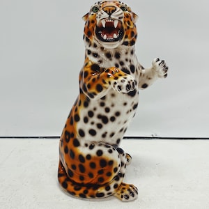 Statua di leopardo in ceramica