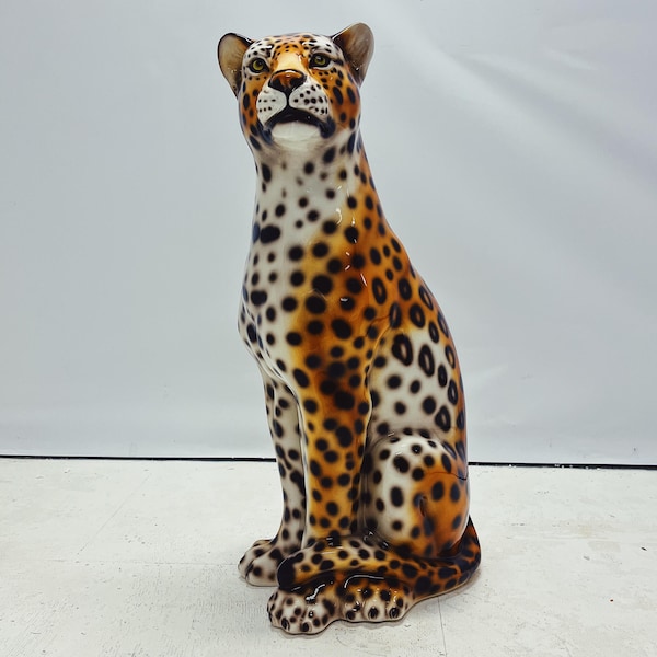 Estatua de leopardo de cerámica