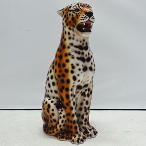 Statua di leopardo in ceramica