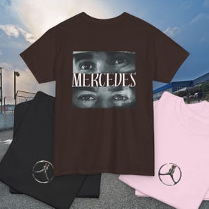 Maglietta Mercedes di Formula 1, maglietta Mercedes con merchandising F1, merchandising vintage del team Mercedes di Formula 1, regalo per appassionati di auto, abbigliamento per lui e per lei