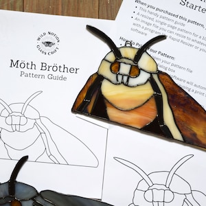 Moth Meme Glas-in-loodpatroon - Digitale download + commerciële licentie - Internet / popcultuur - grappige natuurgrap Suncatcher