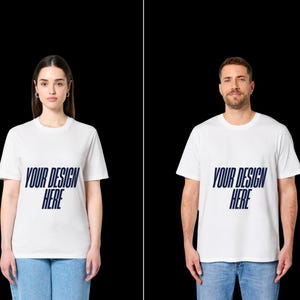 Peut inclure: Deux personnes portant des t-shirts blancs avec le texte "YOUR DESIGN HERE" en bleu foncé. Les chemises sont à manches courtes et semblent être en coton. Les deux personnes portent des jeans bleus sur fond noir.