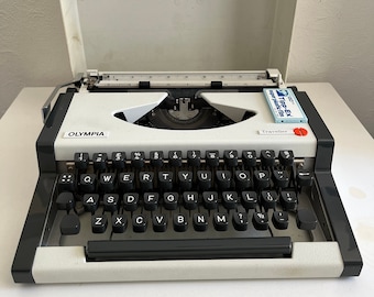 Olympia Traveller typewriter in good condition, vintage typewriter ,70th year