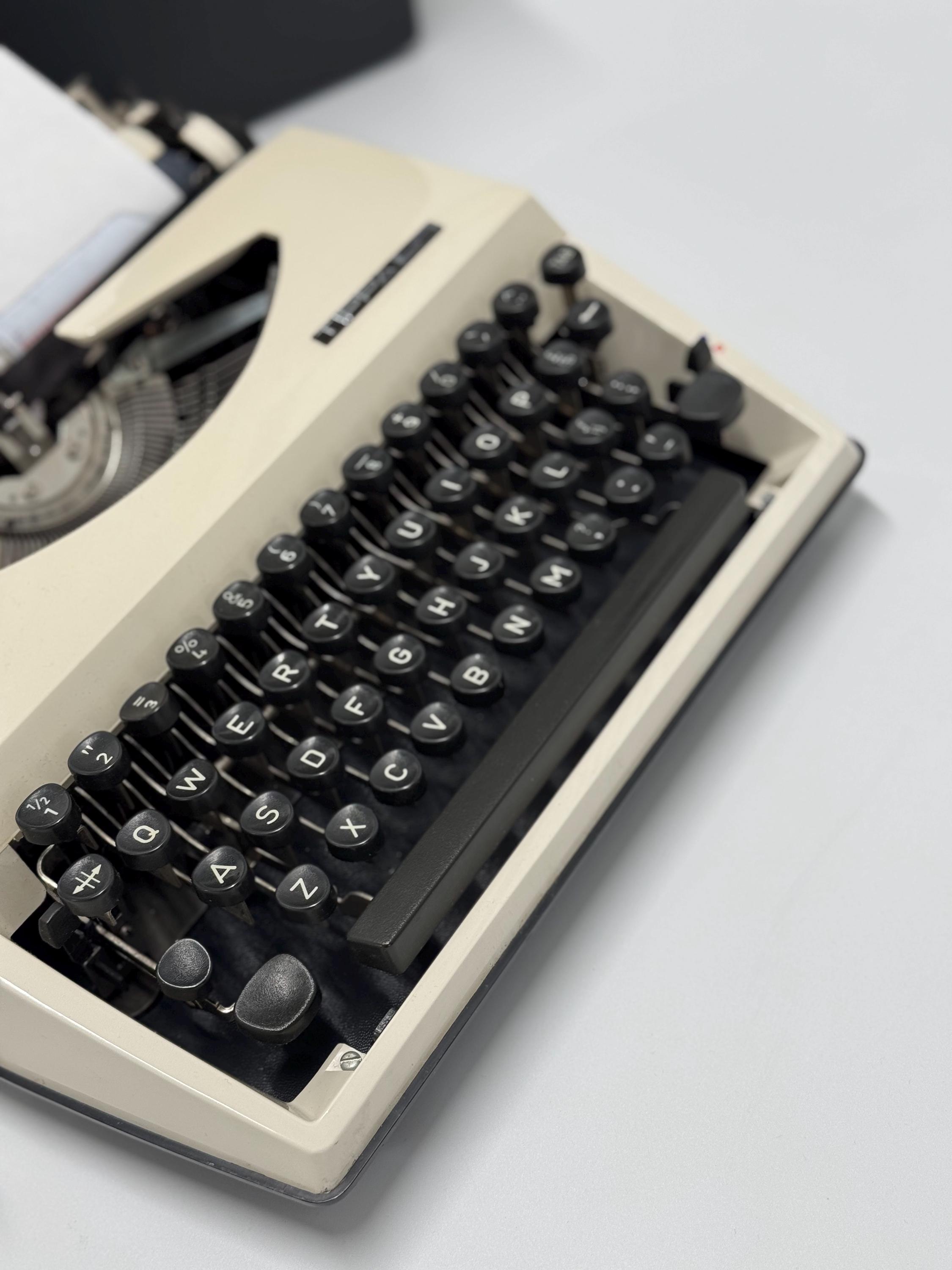 タイプライター　ハンディタイプライター　TIPPA TRIUMPH Tippa タイプライター インクリボン交換済み – zakka store towi
