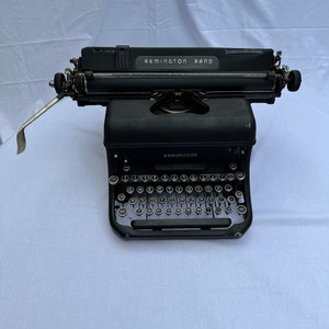 Vintage Remington Rand Typewriter - Authenticity and Elegance in Every Stroke