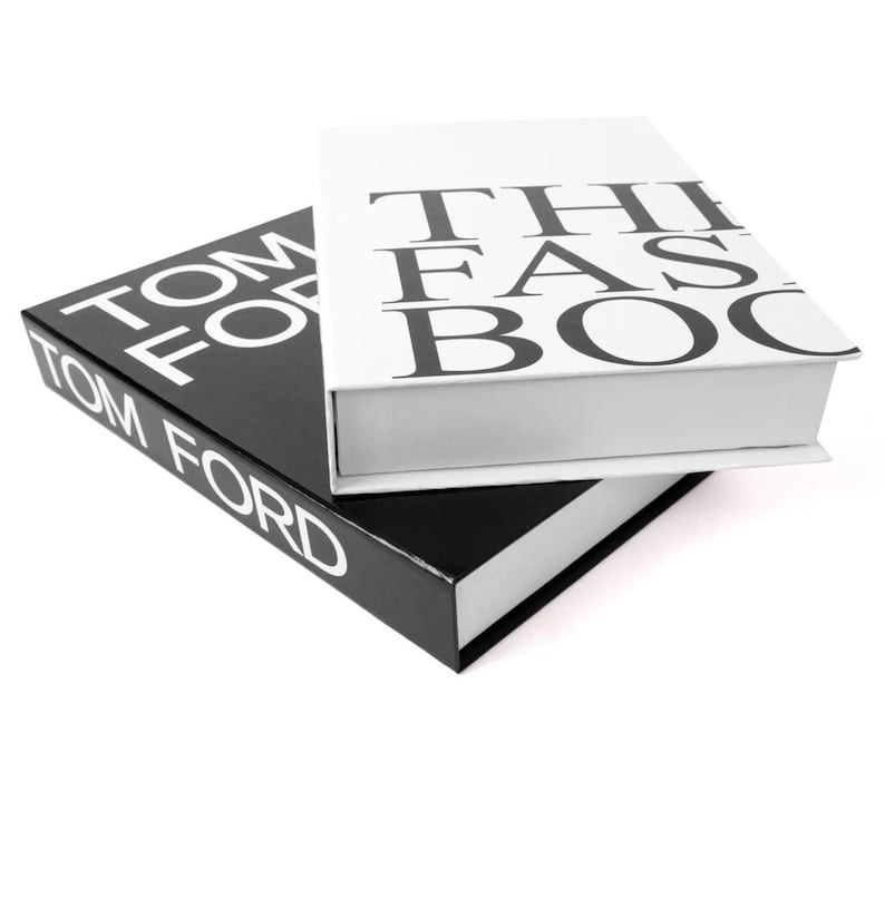 Peut inclure: Deux livres noirs et blancs empil&eacute;s l'un sur l'autre. Le livre du dessus est blanc avec du texte noir qui dit "THE FASHION BOOK". Le livre du dessous est noir avec du texte blanc qui dit "TOM FORD".