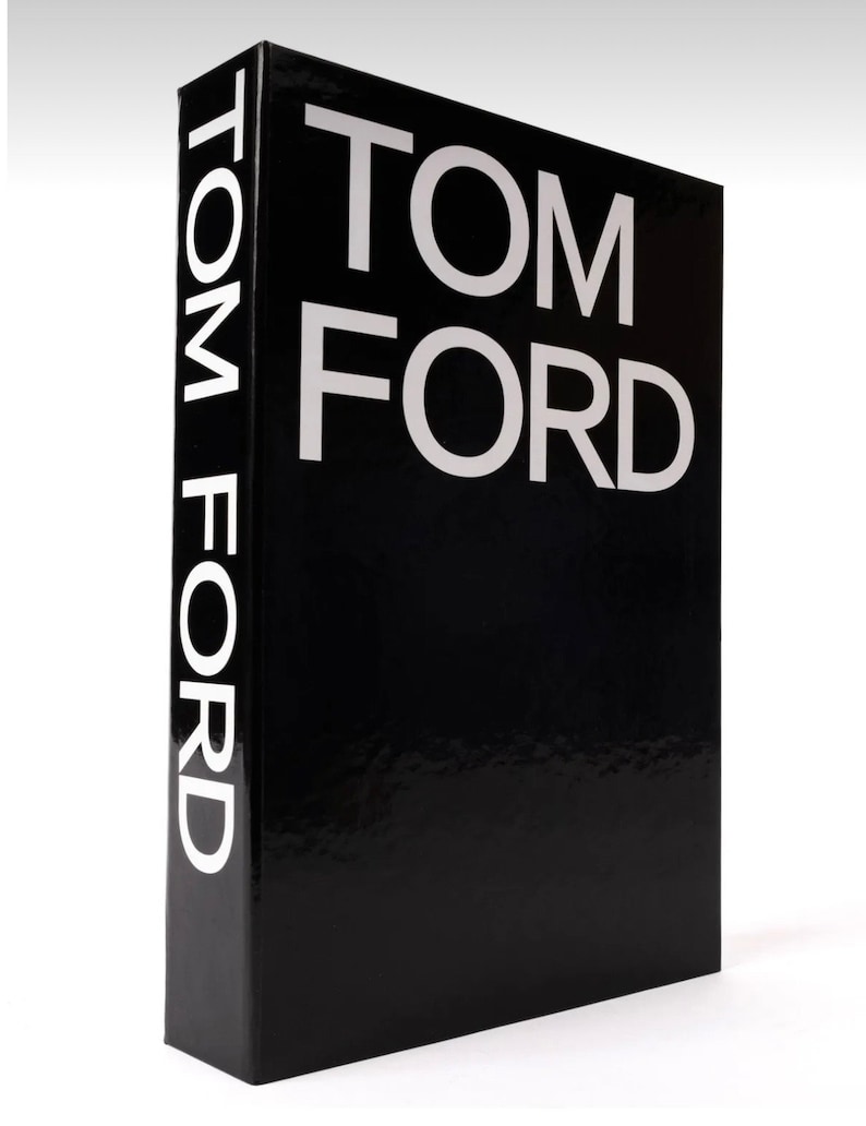 Peut inclure: Un livre noir avec le texte "TOM FORD" en lettres blanches sur la couverture.