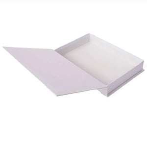 Peut inclure: Une bo&icirc;te en carton blanche avec un couvercle &agrave; charni&egrave;re, ouverte pour r&eacute;v&eacute;ler l'int&eacute;rieur vide.