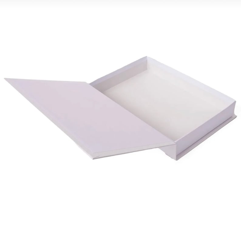 Peut inclure: Une bo&icirc;te en carton blanche avec un couvercle &agrave; charni&egrave;re, ouverte pour r&eacute;v&eacute;ler l'int&eacute;rieur vide.