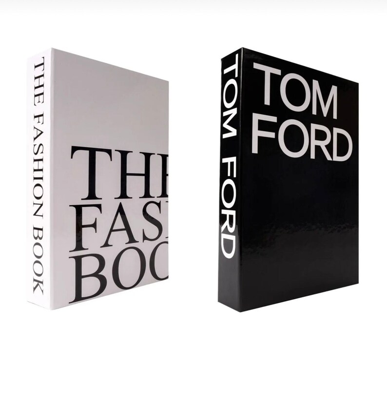 Peut inclure: Deux livres reli&eacute;s avec le titre "THE FASHION BOOK" sur le livre blanc et "TOM FORD" sur le livre noir.
