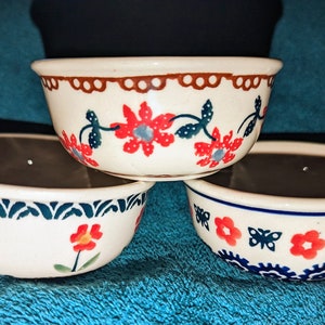 Set of 3 beautiful, Polish, hand-painted Ceramic Red, White & Blue Floral Motif Bowls
