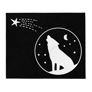 Puede incluir: Una ilustración en blanco y negro de un lobo aullando a la luna. El lobo está rodeado de un círculo con estrellas y una luna creciente. El fondo es negro.