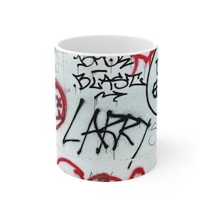 Taza de Larry Graffiti - Taza de cerámica de Reykjavik, Islandia, 11 oz / Envío gratis / ¡Un gran regalo para Larry en tu vida!