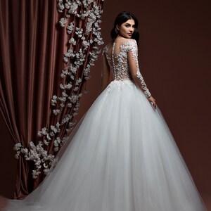 Long A-line V-neck Sleeveless Floral Lace Wedding Dress with Tulle Boho